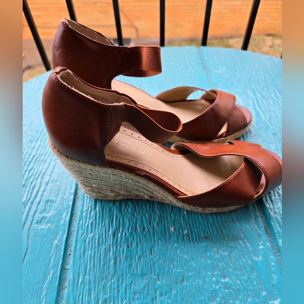 Adrienne Vittadini Womens Footwear Vee Cuoio Brown 4" Wedge Sandals Shoes 9 MED